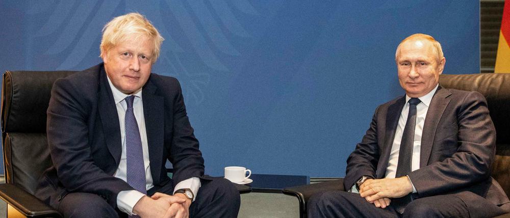 Der britische Premierminister Johnson (l) trifft sich am Rande der Libyen-Konferenz mit dem russischen Präsidenten Putin.
