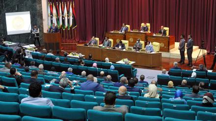 Der neue libyische Premierminister Abdul Hamid Dbeibah (l.) stellt im Repräsentantenhaus in Sirte sein neues Kabinett vor. 