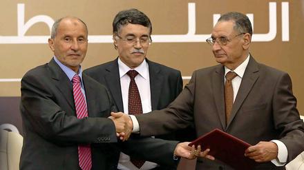 Ein feierlicher Handschlag beendete am Mittwochabend formell die 40-jährige Diktatur in Libyen. Mustafa Abdul Dschalil, der Vorsitzende des Übergangsrats, übergab den Vertretern der libyschen Judikative (Kamal Edhan) und Exekutive (Mohammad Ali Sulayem) die Macht.