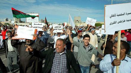Aufgebrachte Männer demonstrieren in Libyens Hauptstadt Tripolis gegen die Macht der Milizen. Auf ihren Plakaten steht unter anderem "Ja zum Rechtsstaat", oder "Ja zum Nationalen Dialog". 