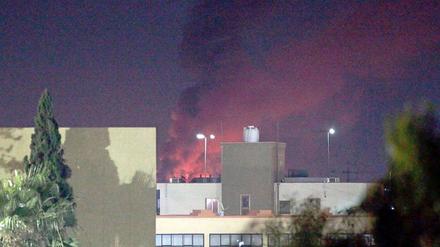 Nach einem Luftangriff steigt Rauch über Tripolis auf.