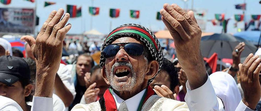 Die Lage in Libyen bleibt angespannt. Die Rebellen konnten Erfolge verzeichnen und Tripolis einkreisen, die Regierung reagierte jedoch mit dem Abschuss einer Scud-Rakete.