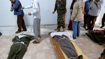 In einem Kühlhaus in Misrata wurden tagelang die Leichen von Gaddafi und mehrerer seiner Anhänger zur Schau gestellt.