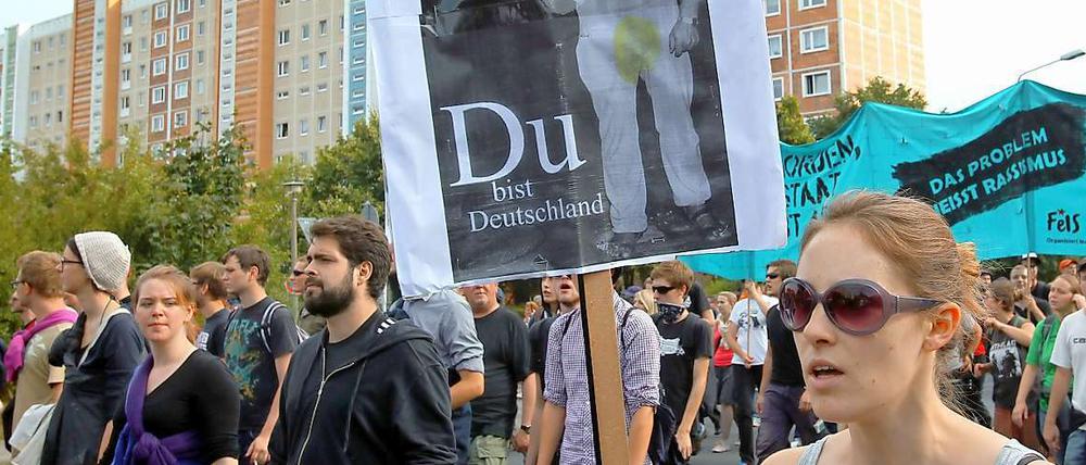 Demonstrationszug durch Rostock-Lichtenhagen, 20 Jahre nach den rechtsextremen Ausschreitungen.