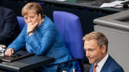 FDP-Chef Christian Lindner und Bundeskanzlerin Angela Merkel (CDU) im Deutschen Bundestag.