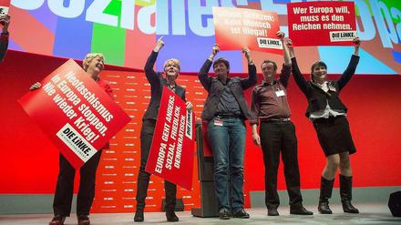 Die Spitzenkandidatin der Linken für die Europawahl, Gabi Zimmer (2.v.l.), steht auf dem Parteitag der Linkspartei in Berlin nach ihrer Rede mit Parteigenossen und Plakaten auf der Bühne. 
