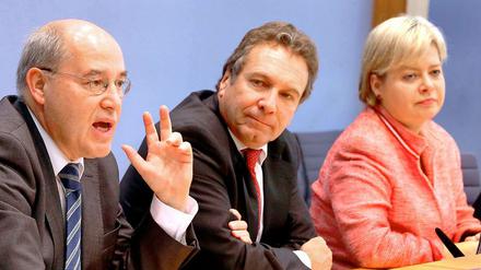 Linke-Fraktionschef Gregor Gysi, sowie die Parteivorsitzenden der Linken, Klaus Ernst und Gesine Lötzsch.