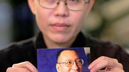 Liu Xia mit einem Bild ihres Ehemannes, Friedensnobelpreisträger Liu Xiaobo.