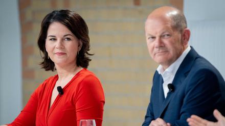 Annalena Baerbock (Grüne) und Olaf Scholz (SPD) fordern im Wahlkampf die Union heraus.