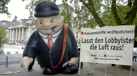 Protestaktion gegen Lobbyisten vor dem Reichstag.