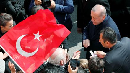 Der türkische Präsident Erdogan nach der Stimmabgabe bei der Kommunalwahl