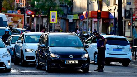 Polizeibeamte kontrollieren Autofahrer in den Madrider Viertel, die teilweise abgeriegelt sind.