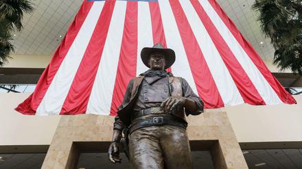 Umstrittener Namensgeber: Statue von John Wayne vor dem Flughafen in Orange County