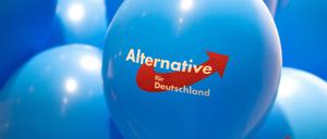 Luftballons mit dem Logo der AfD.