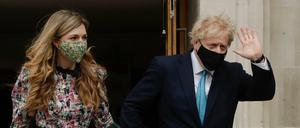 Premier Johnson winkt, als er mit Verlobter Carrie Symonds nach ihrer Stimmenabgabe das Londoner Methodist Central Hall verlässt. 