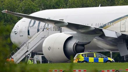 Ein britischer Kampfjet hat ein Flugzeug der pakistanischen Fluglinie PIA nach London begleitet - zwei Männer wurden festgenommen.