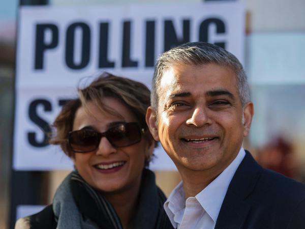 Sadiq Khan von der Labour-Partei mit seiner Ehefrau Saadiya Khan vor einem Wahllokal in London.