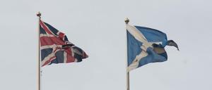 Die schottische Flagge (rechts) soll nach dem Willen der Unabhängigkeitsbefürworter demnächst das Symbol eines eigenständigen Staates sein. 