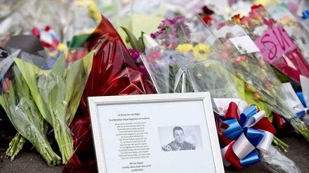 Nach mutmaßlicher Terrorattacke in London: Blumen am Tatort niedergelegt.