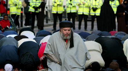 Nach einer Razzia in einer Londoner Moschee beteten Gläubige vor den Toren ihres Gotteshauses.