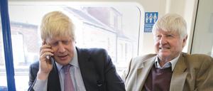 Londons Ex-Bürgermeister Boris Johnson (l.) fährt mit seinem Vater Stanley Johnson in der Londoner U-Bahn. 
