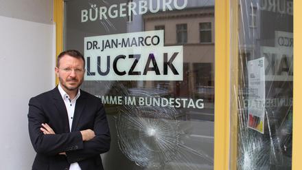 Jan-Marco Luczak vor seinem Bürgerbüro in Schöneberg. 