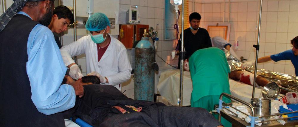Nach einem Luftangriff im Kundus werden am Montag verletzte Afghanen in einem Krankenhaus behandelt.