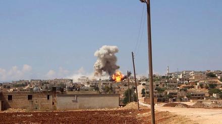 Eine Explosion nach einem Luftangriff der syrischen Regierung in Hobeit, in der Nähe von Idlib.