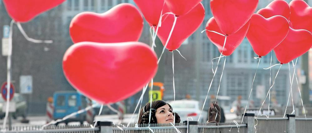 Herzluftballons am Valentinstag. 