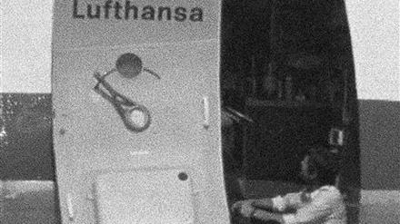 Unvergessen. Bei der Entführung der Lufthansa-Maschine Landshut 1977 erschossen die Terroristen der  PFLP den Piloten Jürgen Schumann. Auf dem Bild sitzt er an der Tür. 