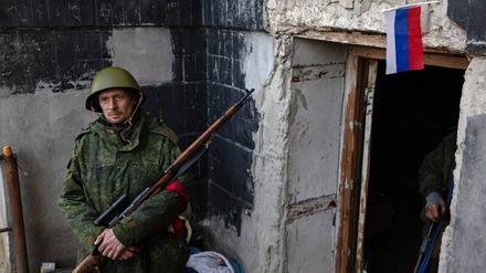 Ein russischer Reservist steht vor einem Tor in einem Dorf 84 Kilometer entfernt von Luhansk. 