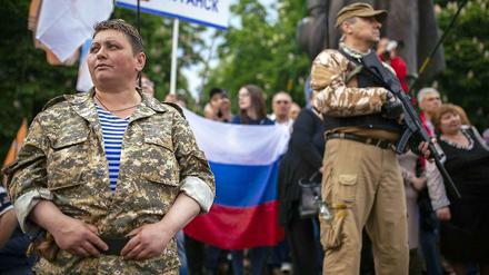 bewaffnete prorussische Aktivisten bewachen eine Siegesfeier nach dem Referendum in Lugansk.