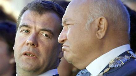 Du bist raus: Dmitri Medwedew hat Juri Luschkow (rechts) entlassen.