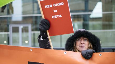 Demonstranten protestieren am Dienstag in Luxemburg gegen das Ceta-Abkommen. 