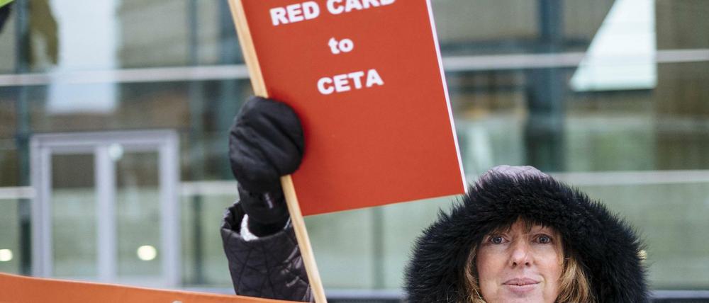 Demonstranten protestieren am Dienstag in Luxemburg gegen das Ceta-Abkommen. 