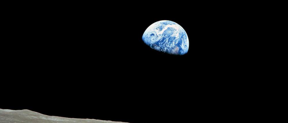 Das von der US-Weltraumbehörde am 25.12.2013 zur Verfügung gestellte Foto zeigt den Erdaufgang über dem Horizont des Mondes am 24.12.1968 aus der Sicht der Apollo 8 Mission. 