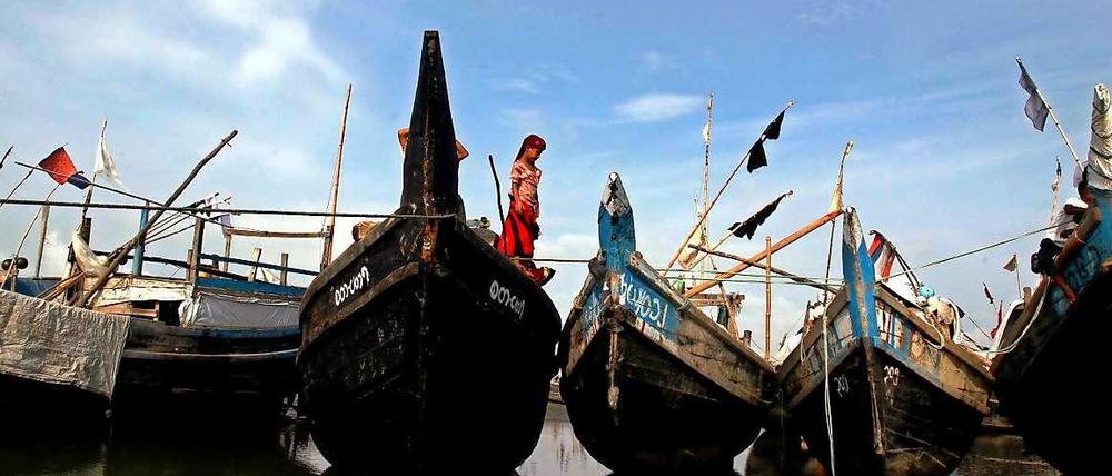 Auf Booten flüchten Tausende Angehörige der muslimischen Minderheit der Rohingya aus Myanmar. In Malaysia wurden nun Massengräber mit den Leichen von Flüchtlingen entdeckt.