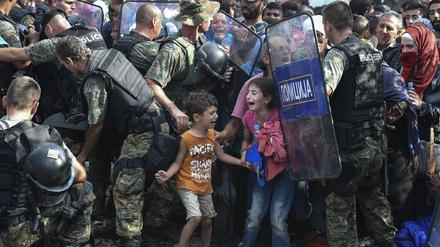 Zwei Kinder an der griechisch-mazedonischen Grenze.
