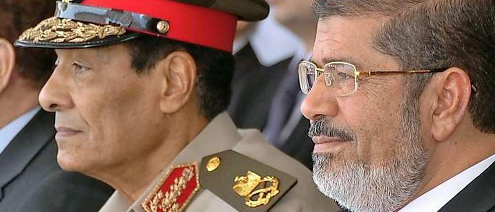 Die Entscheidung des ägyptischen Militärs, das neu gewählte Parlament nach kurzer Zeit wieder aufzulösen, war umstritten. Doch der Vorstoß des neuen Präsidenten Mohammed Mursi, der die Versammlung trotzdem wieder einberufen will, gibt ebenfalls Anlass für Kritik.