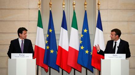 Es war das erste Treffen des französischen Präsidenten Emmanuel Macron (r.) und des neuen Premier Italiens Giuseppe Conte.