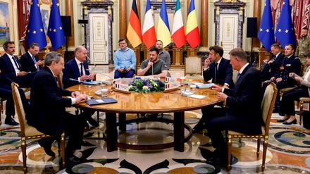 Späte Waffenhilfe: Mario Draghi (links), Olaf Scholz, Emmanuel Macron und der rumänische Präsident Klaus Iohannis zu Besuch bei Wolodymyr Selensyj in Kiew Mitte Juni. 