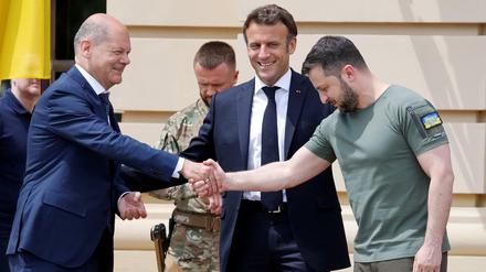 Bundeskanzler Scholz (l.) beim Treffen mit Frankreichs Präsident Macron (m.) und dem ukrainischen Präsidenten Selenskyj (r.). 