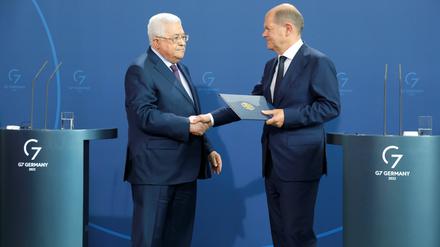 Handschlag, trotz des Holocaust-Eklat: Palästinenserpräsident Mahmud Abbas und Kanzler Olaf Scholz. 