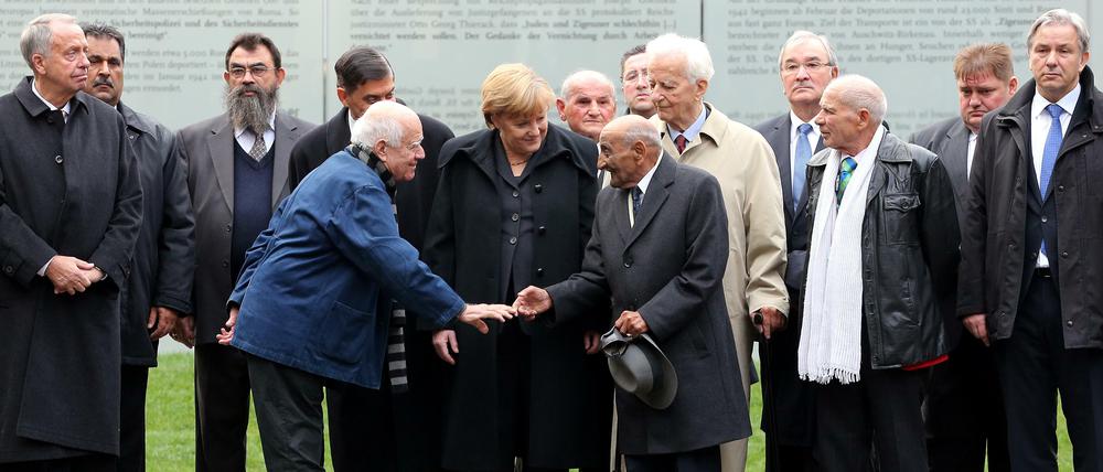 Einweihung des Mahnmals 2012. Sein Schöpfer Dani Karavan (links neben der Kanzlerin) begrüßt einen NS-Überlebenden.