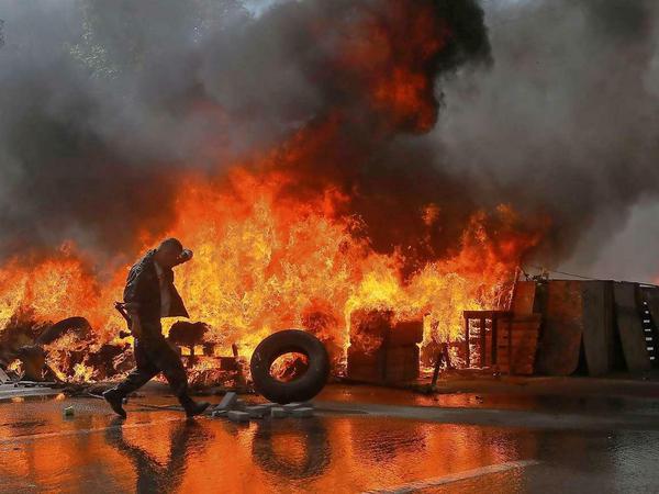 Die am Donnerstag geplante Räumung des Platzes in der Kiewer Innenstadt schlug fehl. Autoreifen gingen in Flammen auf, Steine und Molotowcocktails flogen