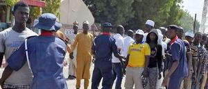 Unter höchsten Sicherheitsvorkehrungen hat Nigerias Präsident Goodluck Jonathan in der nordöstlichen Millionenstadt Maiduguri um Stimmen geworben. Am gleichen Abend versuchte Boko Haram die Stadt zu erobern. 