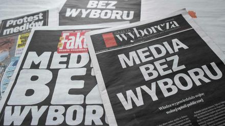 Schwarzer Titel statt Nachrichten: Polens private Medien protestieren gegen eine Werbesteuer. 