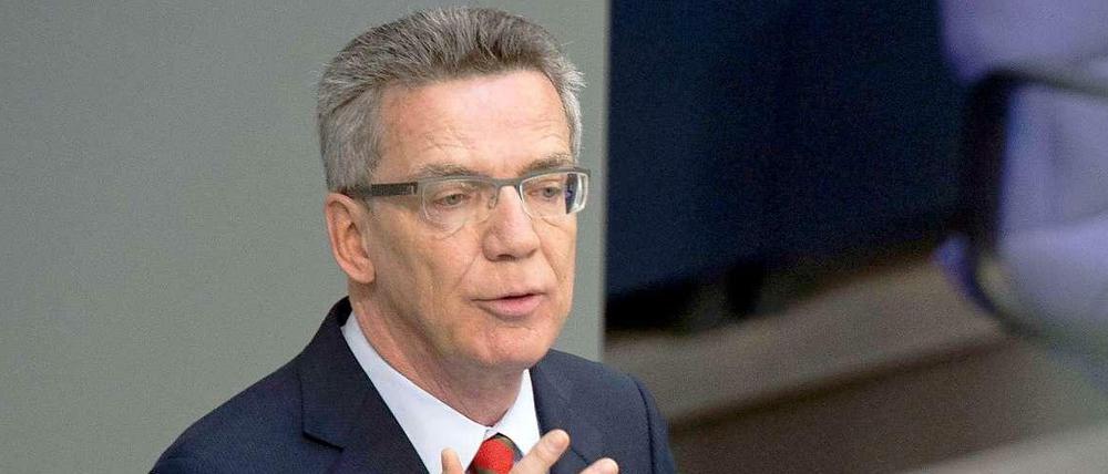Bundesverteidigungsminister Thomas de Maizière (CDU) sprach am Donnerstag in Berlin bei der Sitzung des Bundestages über das gescheiterte Milliarden-Projekt. 