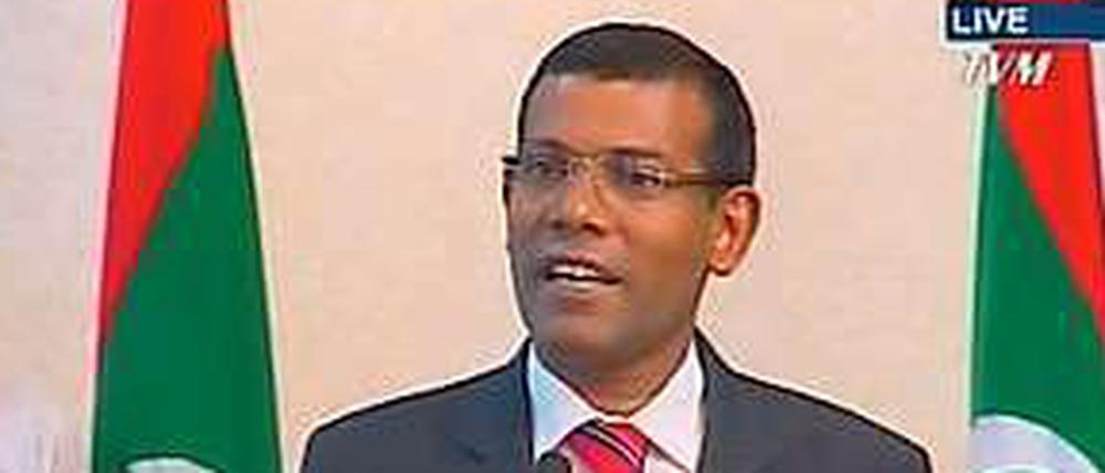 Der erste demokratisch gewählte Präsident der Malediven, Mohamed Nasheed, erklärt auf einer Pressekonferenz seinen Rücktritt.