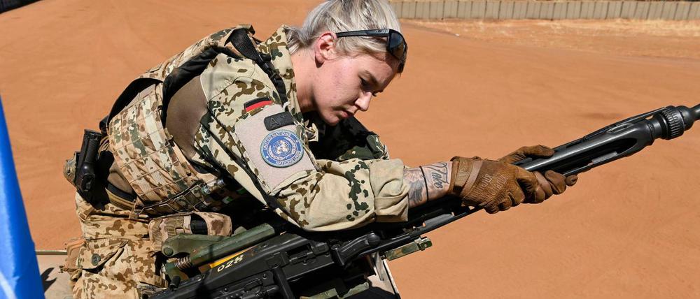 Soldatin der Bundeswehr mit einem Maschinengewehr MG 3 in Mali. 100 der Waffen sollen jetzt in die Ukraine gehen.